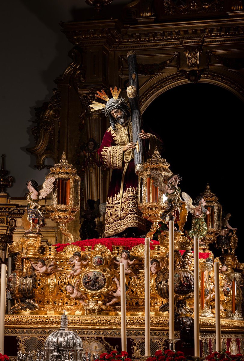 HispalisCofrade's tweet photo. Estampa que huele a añejo, a la Semana Santa de nuestra infancia, de nuestros padres y abuelos.

Rey de Reyes. https://t.co/60PGH2Riky