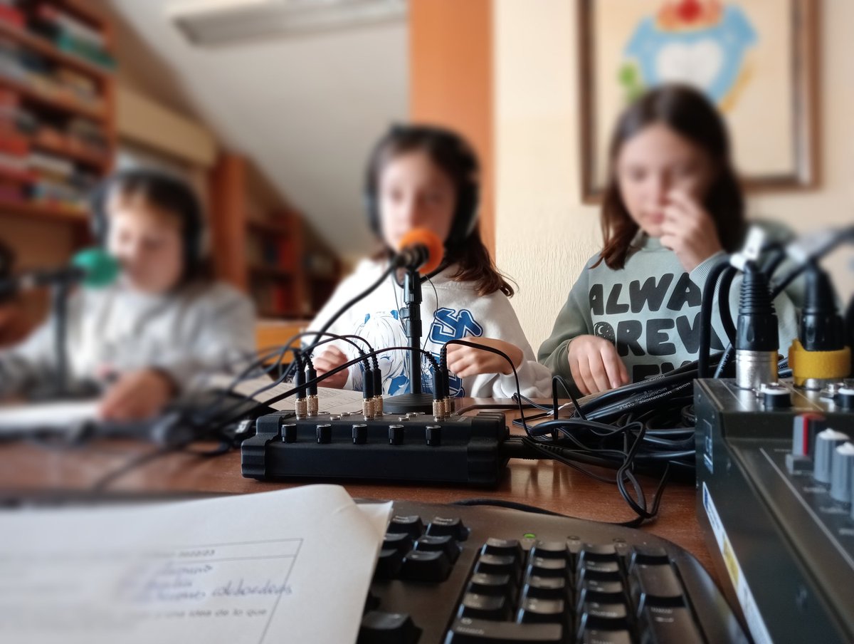 llume38's tweet photo. 🥦#SdA "Menú Saludable Navidad"
(uso de IA @NotionHQ 5EP)
Eliminando🚧 #Dislexia #TDAH
1⃣ Redacta #Prompt
2⃣ Diseña Menú en @canva
3⃣ Comparte #MiniPodcast en @vocaroo
👏Gracias, @imgende, @jblasgarcia y @AMarquezOrdonez
#PIE_LAB_IA
#claustrovirtual
https://t.co/obtSfCqBwO https://t.co/DiQUu28Fbg