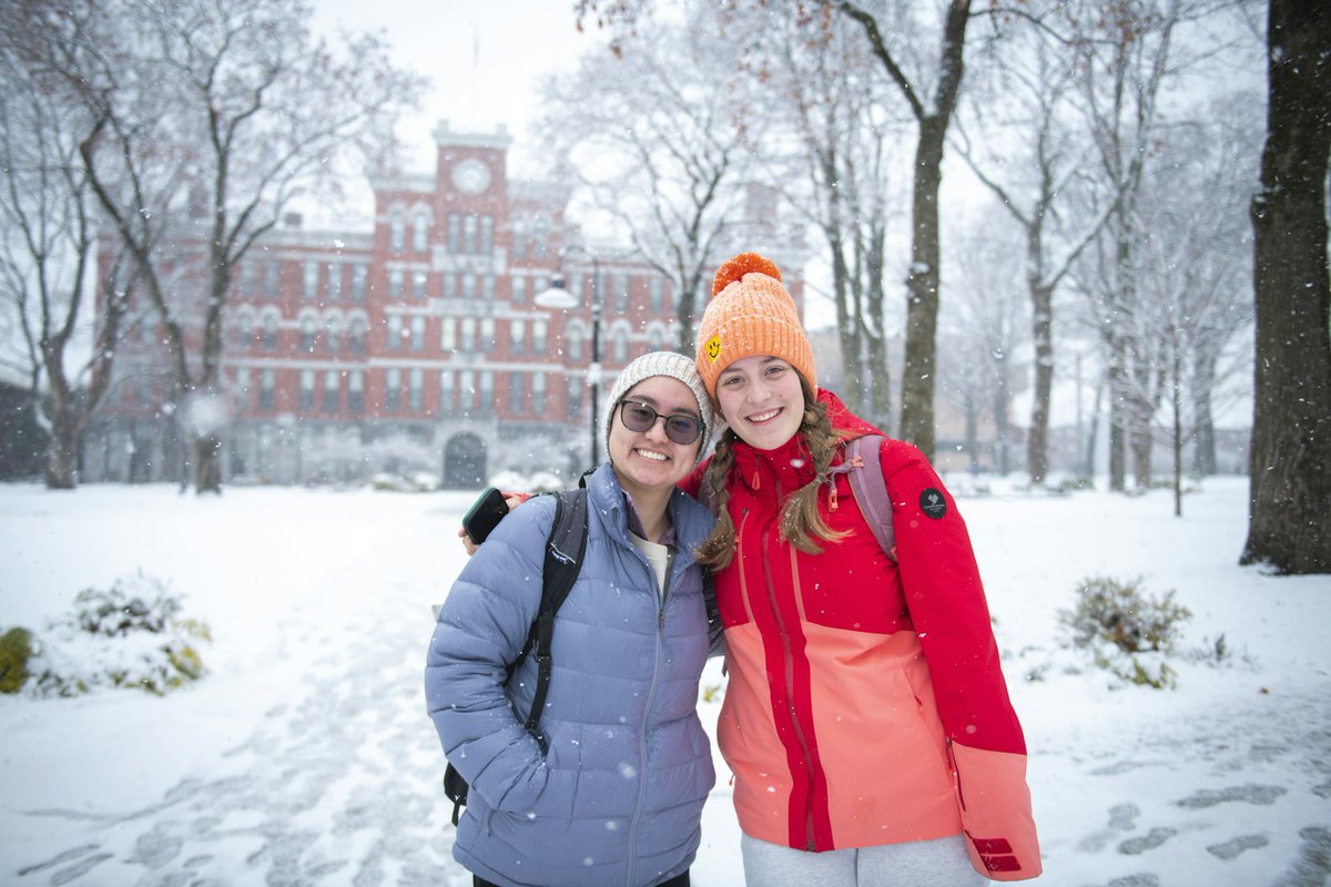 ClarkUniversity's tweet photo. Campus looks beautiful after the first snow of the season ❄️🌨️☃️ #ClarkU https://t.co/SGK9iXnHCY