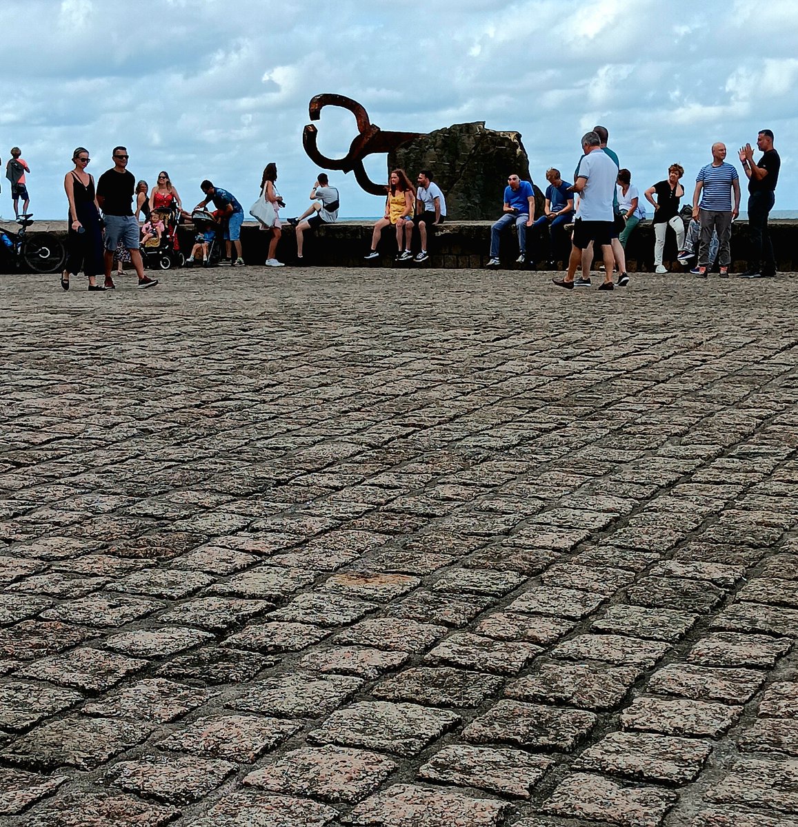 Gorka Zumeta (@gzumeta) on Twitter photo ✔️Escuché las 5 entregas de este “Nacional I: El viaje de Chillida”y viajé con 'las Ángelas' y Eloy camino de mi #Donostia querida en busca de un espacio y un aire compartidos, que elevó el escultor a categoría de #ARTE, hoy en <a href="/Chillida_Leku/">Chillida Leku</a>
🔴gorkazumeta.com/2024/12/nacion… ✔️Escuché las 5 entregas de este “Nacional I: El viaje de Chillida”y viajé con 'las Ángelas' y Eloy camino de mi #Donostia querida en busca de un espacio y un aire compartidos, que elevó el escultor a categoría de #ARTE, hoy en <a href="/Chillida_Leku/">Chillida Leku</a>
🔴gorkazumeta.com/2024/12/nacion…
