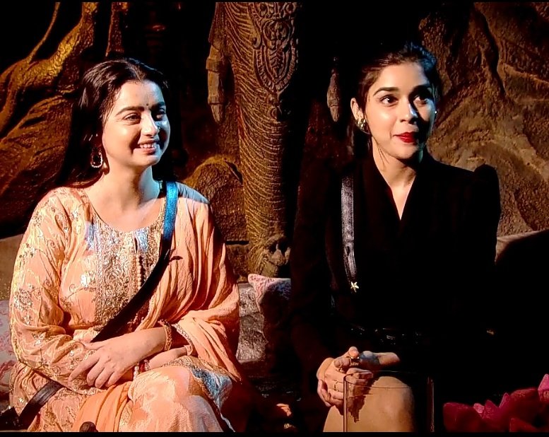 Dreamys_Dreams's tweet photo. Our Cinderella &amp; her evil step sister 😌😂

#ChahatPandey #ChaahatPandey #BiggBoss18 #ChahatFam https://t.co/lDiLkh2a0e