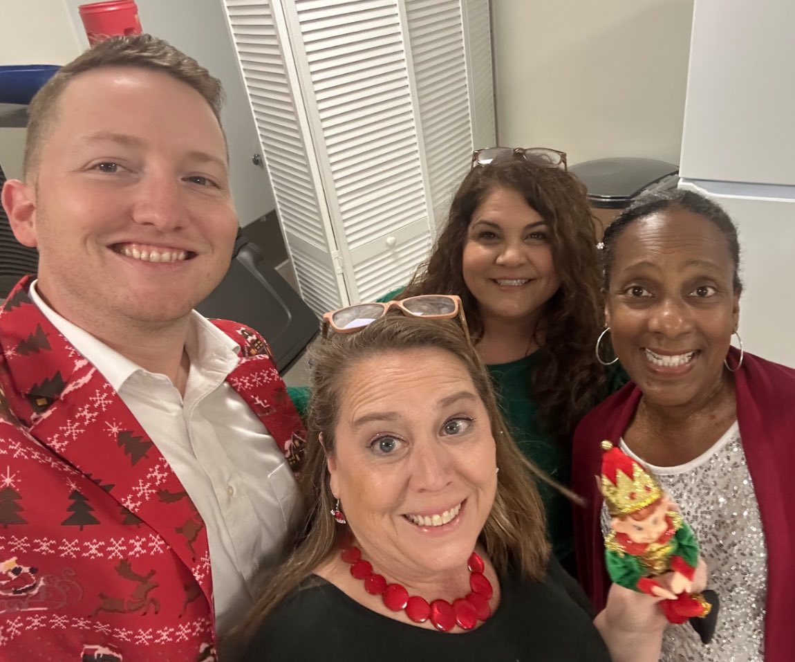 MatturroMEd's tweet photo. Little holiday Admin fun….#elfhunt #selfies 🎄🎁🧑🎄 https://t.co/mSBd3HY2K0