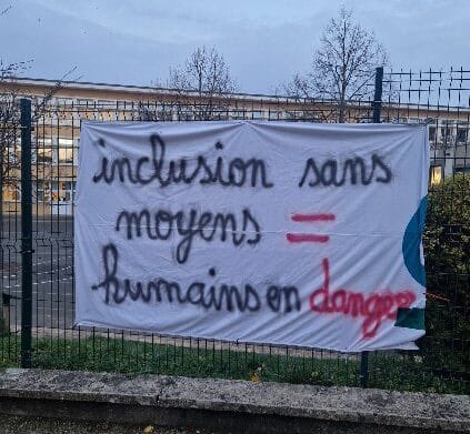 cafepedagogique's tweet photo. L’inclusion sans moyens génère des souffrances à tous les étages : exemple dans l’Essonne https://t.co/WuYTE38Qko https://t.co/9u65DdWX0F