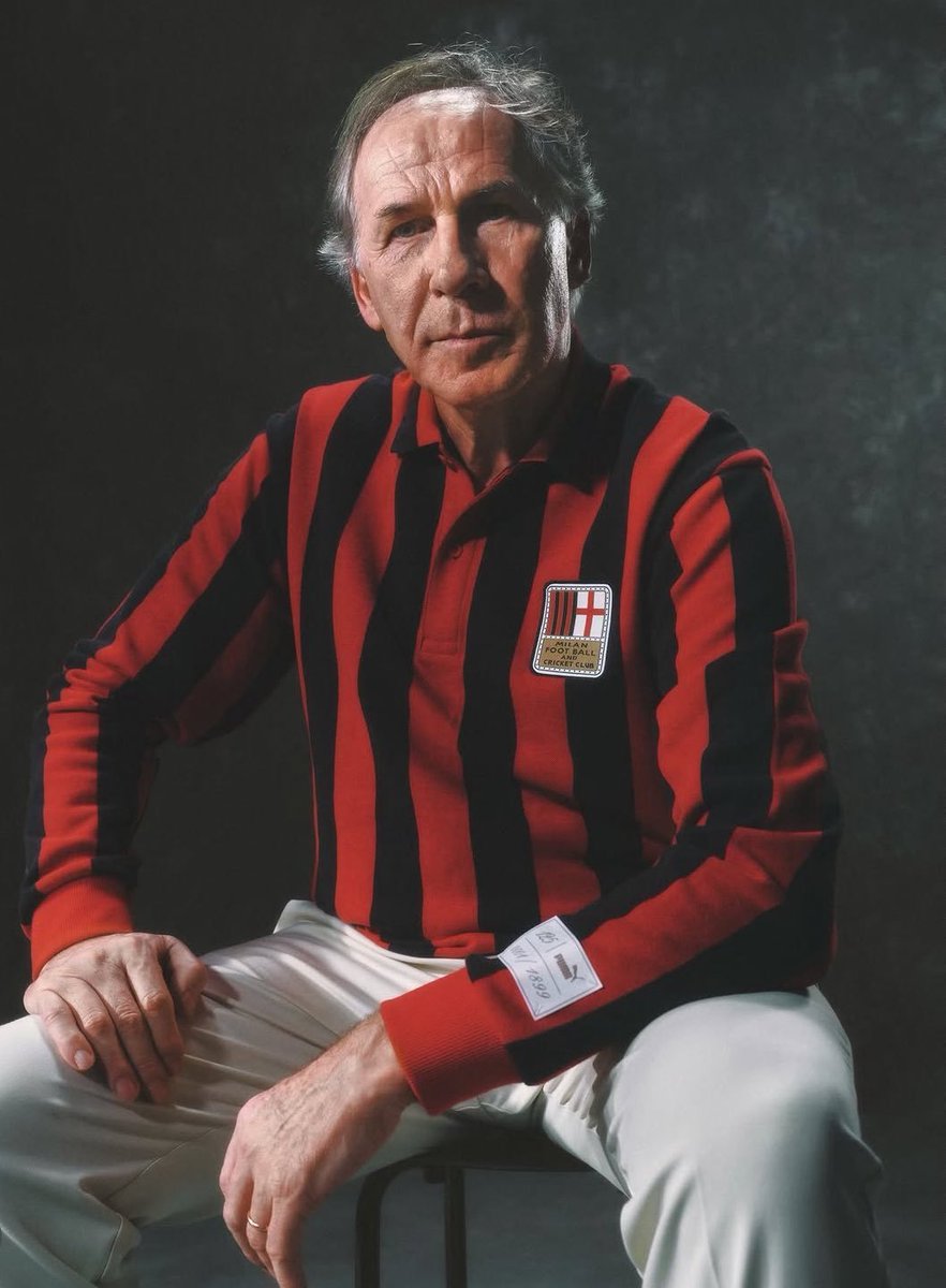 VSportsTM's tweet photo. Milan 🇮🇹 presentó una camiseta especial por sus 125 años de vida. Solamente contará con 1.899 unidades, en homenaje a la fecha de fundación del club. Correcto, el que la viste en esta foto es Franco Baresi. https://t.co/sryjhKBDdL