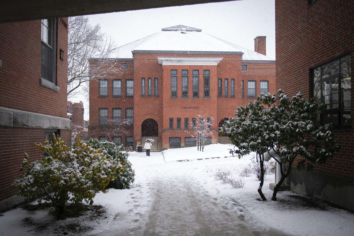 ClarkUniversity's tweet photo. Campus looks beautiful after the first snow of the season ❄️🌨️☃️ #ClarkU https://t.co/SGK9iXnHCY