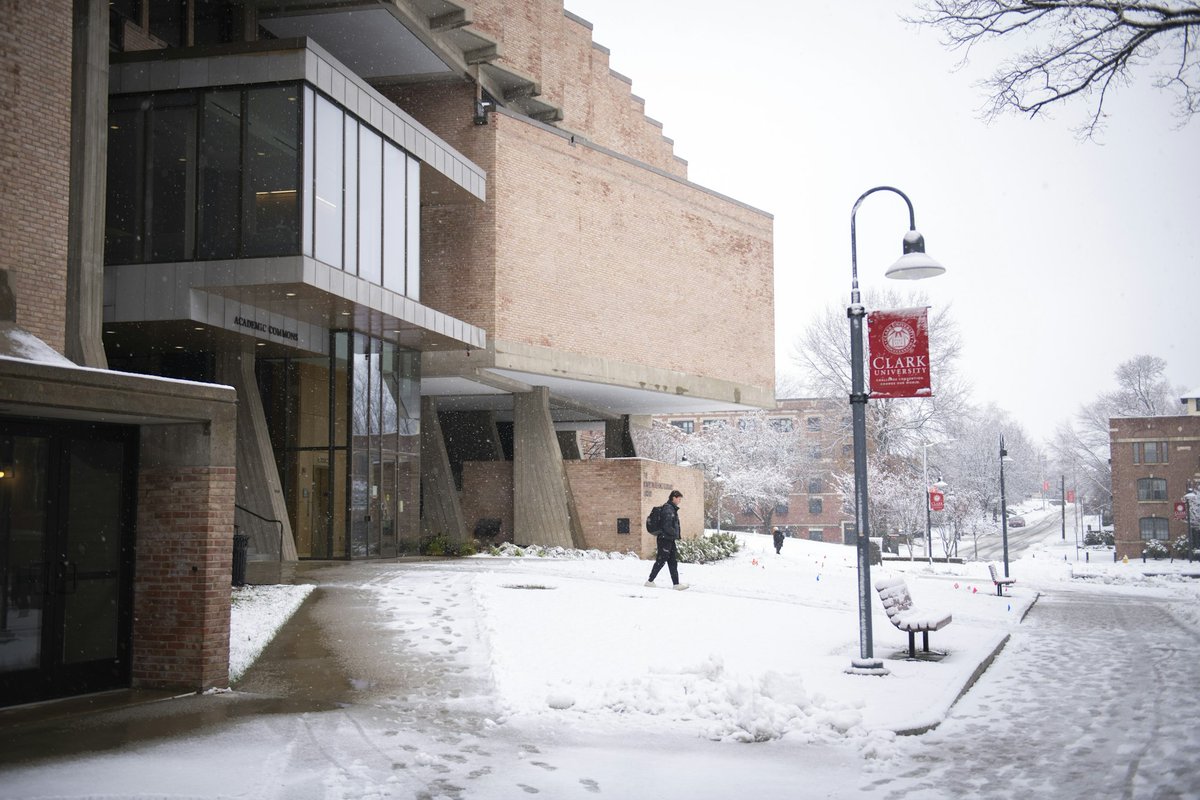 ClarkUniversity's tweet photo. Campus looks beautiful after the first snow of the season ❄️🌨️☃️ #ClarkU https://t.co/SGK9iXnHCY