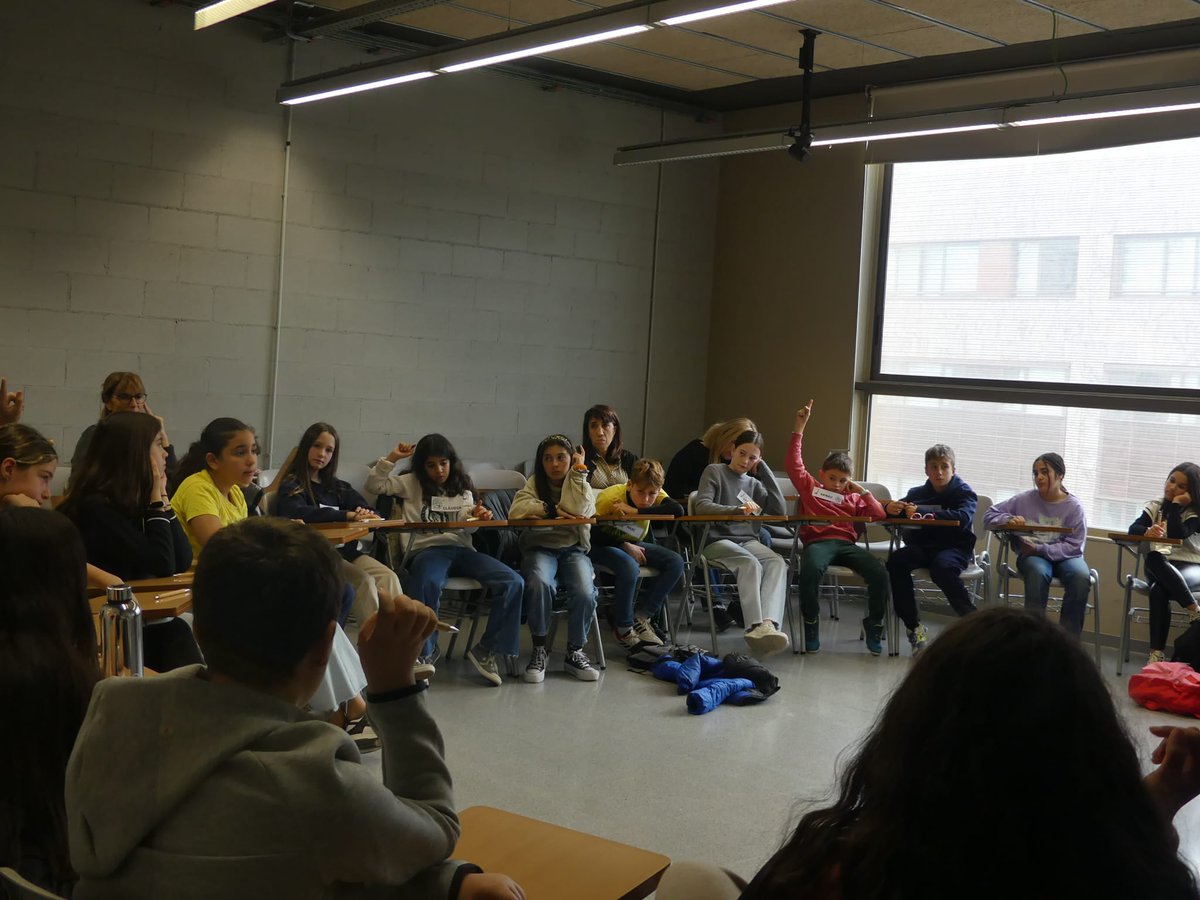 BarcelonaPensa's tweet photo. 😊 Amb l’organització del @GrupIREF, juntament amb la presència d’alumnes i professors representants de diferents filoescoles, totes i tots vam poder reflexionar sobre l’amistat, la temàtica d’enguany. https://t.co/C31pT9GIKl