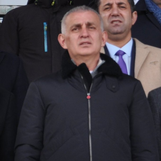 lue_tv's tweet photo. Dursun Özbek hakkında İbrahim Hacıosmanoğlu: "İki gün önce ülkenin en büyük camialarından, benim de saygı duyduğum... Kulüp yöneticileri gidip gelirler ama camialar kalıcı. Camiaların sahibi taraftarlardır. Onlar cefa çekiyor. Hayatım boyunca not almamıştım ama bugün not aldım. Çünkü insanların şahsiyetlerini koruması kolay değil. 3 evladım var, babamın bana bıraktığı gibi şahsiyetli bir isim bırakmak. Sayın başkanın açıklamalarına kamuoyuna yönelik açıklamalar yapacağım. ��ahsına cevap vermeyeceğim. Ahlak sınırlarını zorlayacak, ahlaksız denilebilecek ithamlar var. İnsanların şahsiyeti ile oynamayacaksınız."