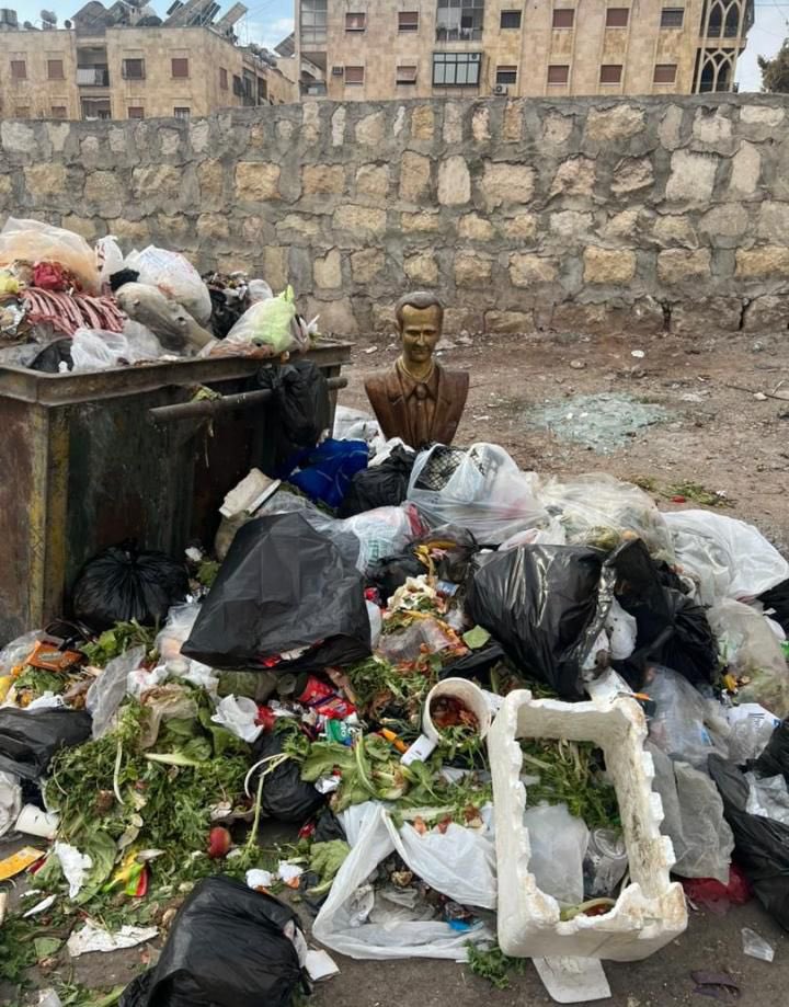 Un buste de Bachar el-Assad dans une poubelle du quartier Martini, à Alep. 📸Maher Younes