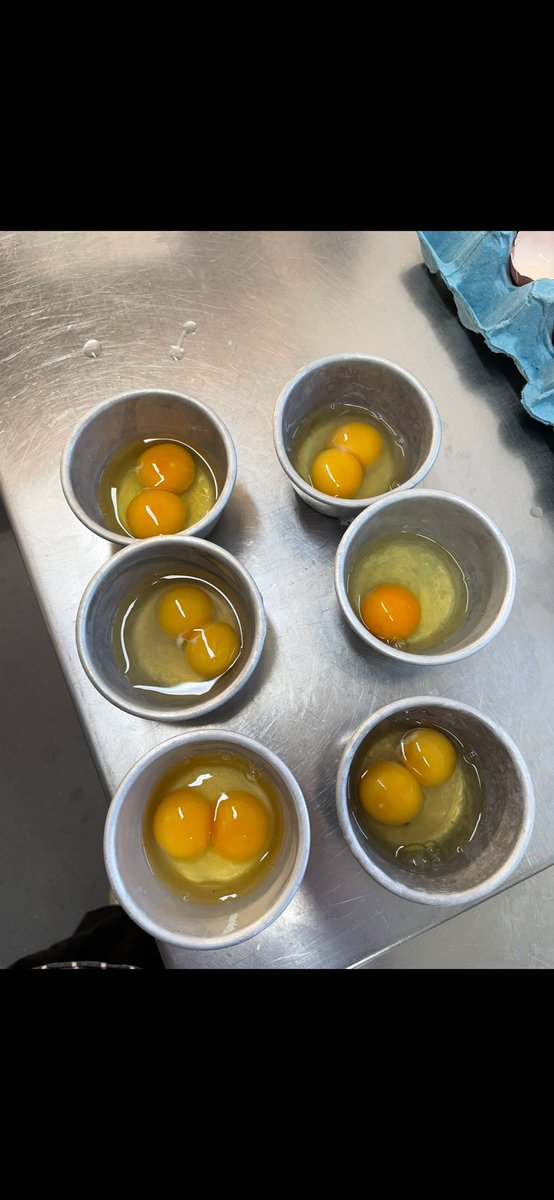 Johnoh27's tweet photo. @bushontheradio I was poaching eggs and got 5 out of 6 double yolkers. https://t.co/zI897Asljn