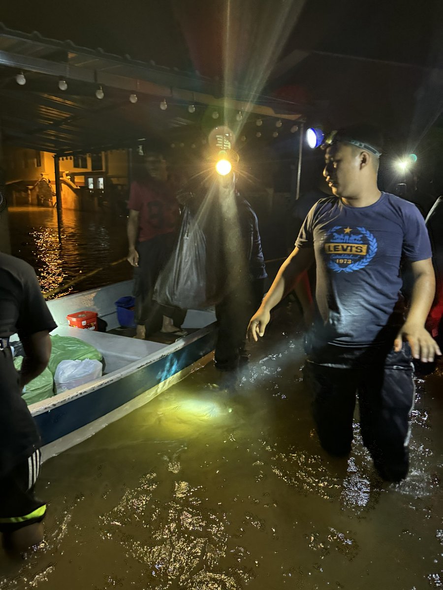 khairulaming's tweet photo. Jam 12 malam tadi baru settle hantar bantuan kepada 30 keluarga yang tenggelam rumah sampai atap. Satu kampung kena guna boat kalau nak keluar cari makanan. 

Maka dengan ini berakhirlah misi Bantuan Orang Baik buat kali ni. Esok dah kena gerak balik kl 🥺 Thank you guyss https://t.co/Or461i1lYU