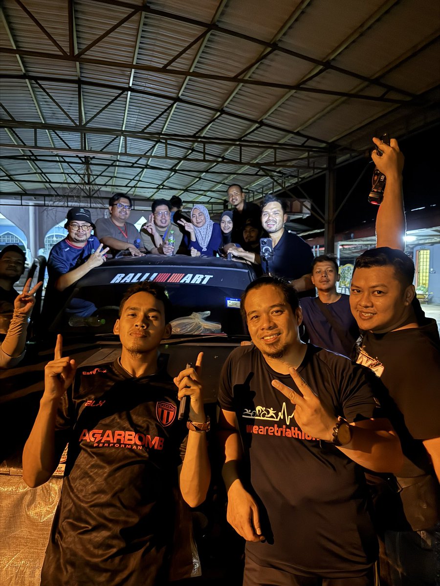 khairulaming's tweet photo. Jam 12 malam tadi baru settle hantar bantuan kepada 30 keluarga yang tenggelam rumah sampai atap. Satu kampung kena guna boat kalau nak keluar cari makanan. 

Maka dengan ini berakhirlah misi Bantuan Orang Baik buat kali ni. Esok dah kena gerak balik kl 🥺 Thank you guyss https://t.co/Or461i1lYU