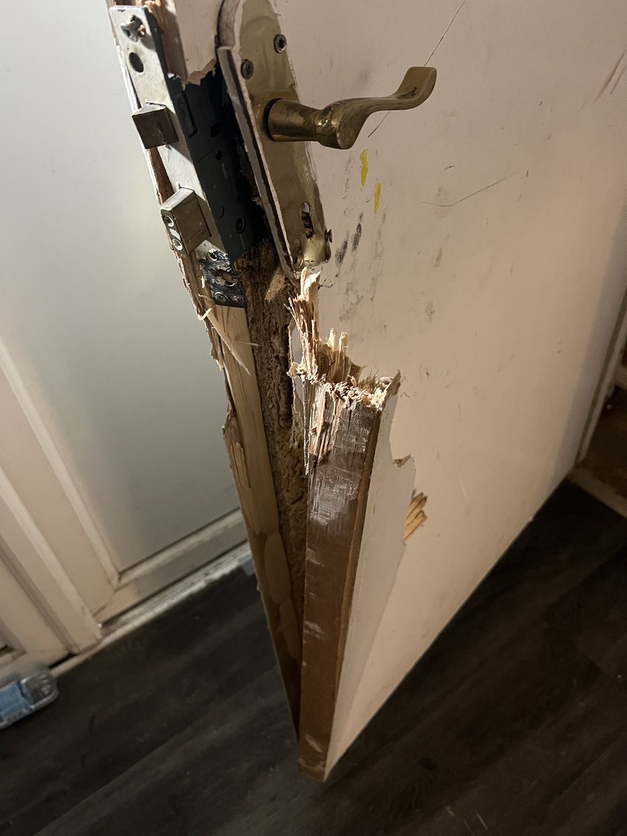 Polis tarafından Londra’da 27 Kasım’dan itibaren ablukada olan Kurdish Assembly bugün öğle saatlerinde terk etti.
Polis bulunduğu süre içerisinde kapı pencere ve bir çok eşyaya zarar verilmiştir. Gözaltına alınanların bir an önce serbest bırakılmalıdır.#london #kurdish #kürt