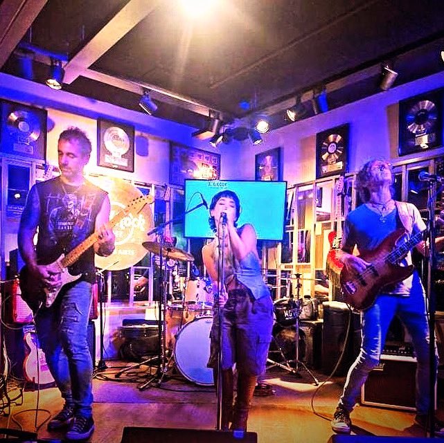una noche más en buenos aires. #lahouseband #antilunes #sábados #hardrockcafe #puertomadero