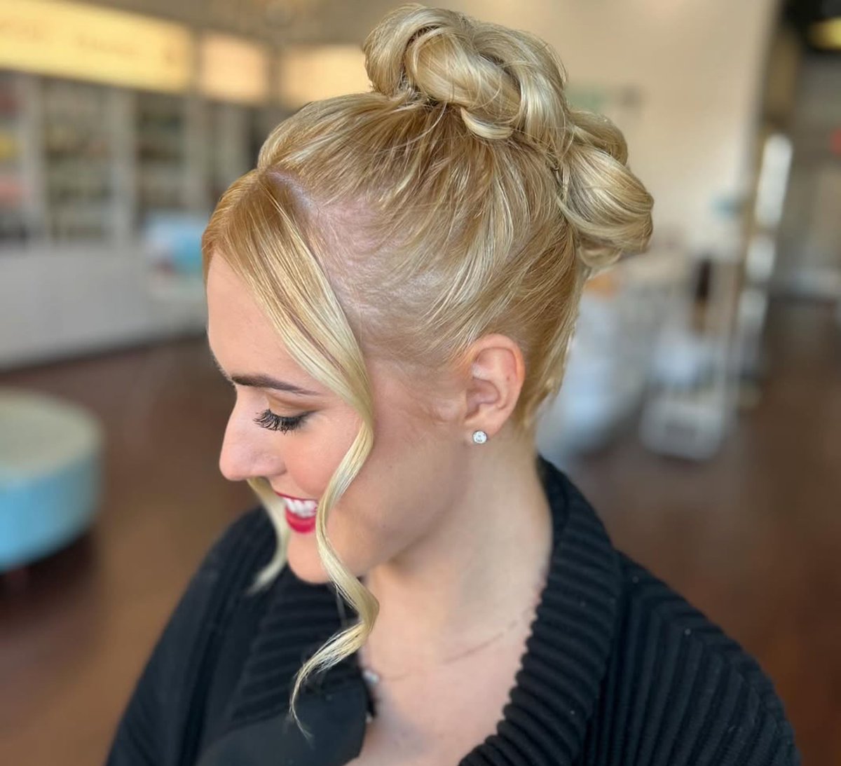 PrimpandBlow's tweet image. 😍Tis’ the season for fabulous updo styles! #primpandblow #blowdrybar #updo #salon #salonfranchise #behindthechair  
#hairstylist #merrychristmas #happyholidays #fabulous #photooftheday #oribe #oribeobsessed #bellami #bellamihairpro