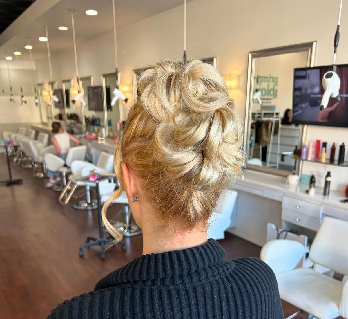 PrimpandBlow's tweet image. 😍Tis’ the season for fabulous updo styles! #primpandblow #blowdrybar #updo #salon #salonfranchise #behindthechair  
#hairstylist #merrychristmas #happyholidays #fabulous #photooftheday #oribe #oribeobsessed #bellami #bellamihairpro