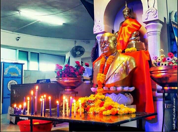 sushilkhandaga5's tweet photo. शब्द आमचे संपतील,
विचार तुझे संपणार नाही,
तू क्रांतिसूर्य आहेस बा भिमा,
तू कधी मावळणार नाही..!
वंदन माहामानवाला... 🙏🏻🙏🏻🙏🏻
#महापरिनिर्वाणदिन https://t.co/p2AYG8pu61