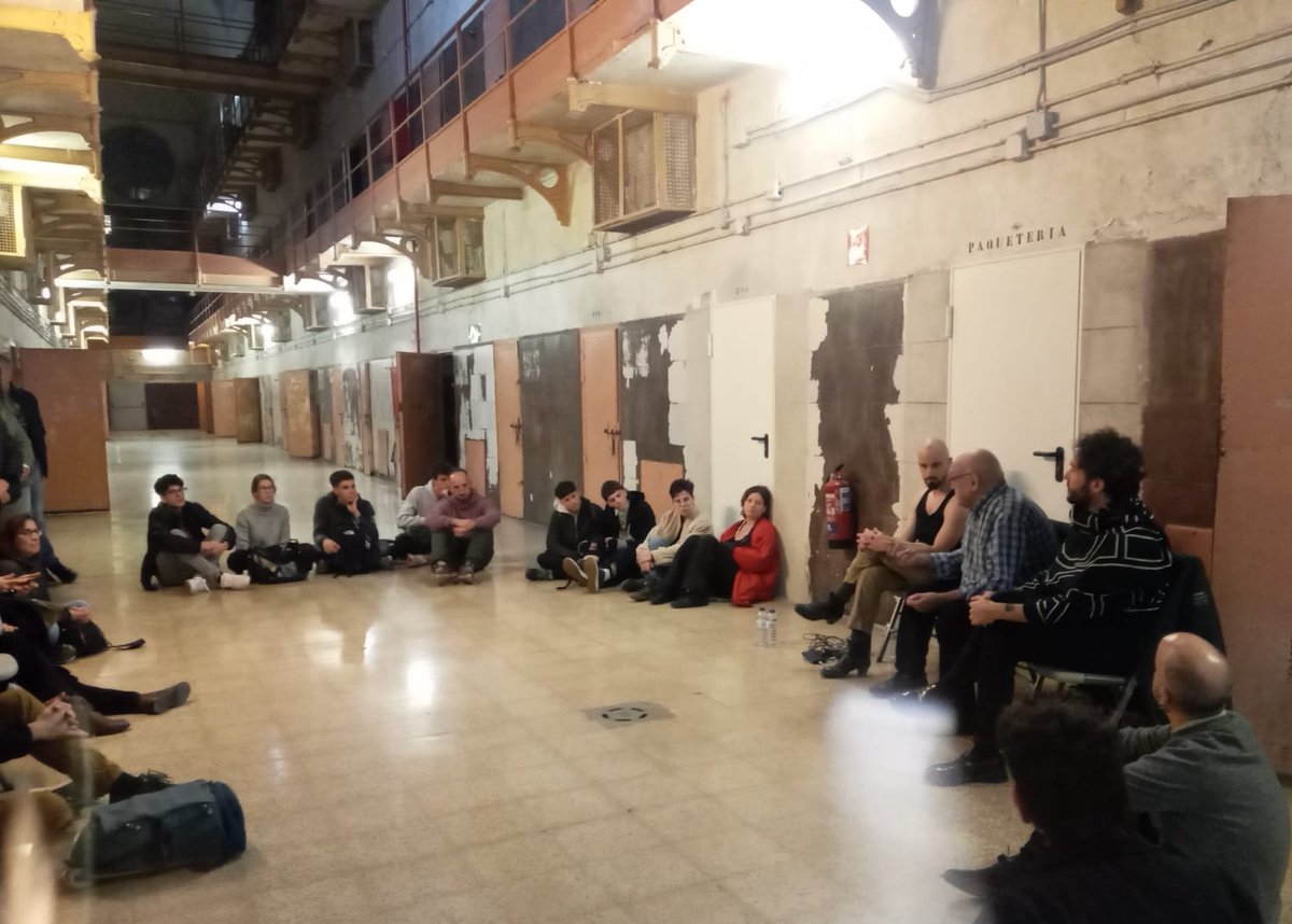 BarcelonaPensa's tweet photo. Després d'una introducció i agraïments, @manueldelgador7 va reflexionar sobre l’univers de les presons. No som conscients del que escoltem, ni parem atenció als sons de la sociabilitat, de la ciutat. Va acabar fent referència a la impossibilitat del silenci i la quietud. https://t.co/w5l8tgaGO8