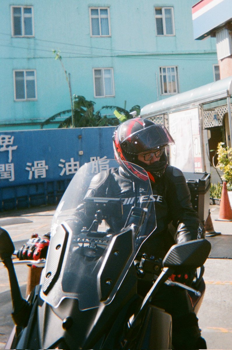 終於有一張穿著全部裝備在車上的照片了😆
不過右手當時在關節炎跟肌腱炎
為了戴手套有夠痛的😢
但被補捉到這一幕值得啦
(拍攝者跟之前幾張帥照都出自同一位車友)
#DAINESE #底片