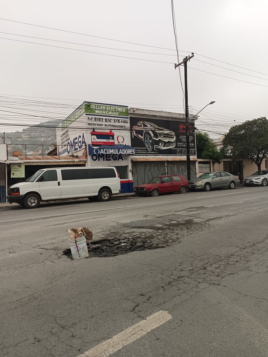 GUSMARTINEZYMTZ's tweet photo. Bache hundimiento en Río Nazas y Luis Elizondo Colonia privada Roma @Cicmty @ServPublicosMty @AtentosMTYSur @info7mty @JulioCesar_Cano @mtygob @ https://t.co/RQfZBOwyLs