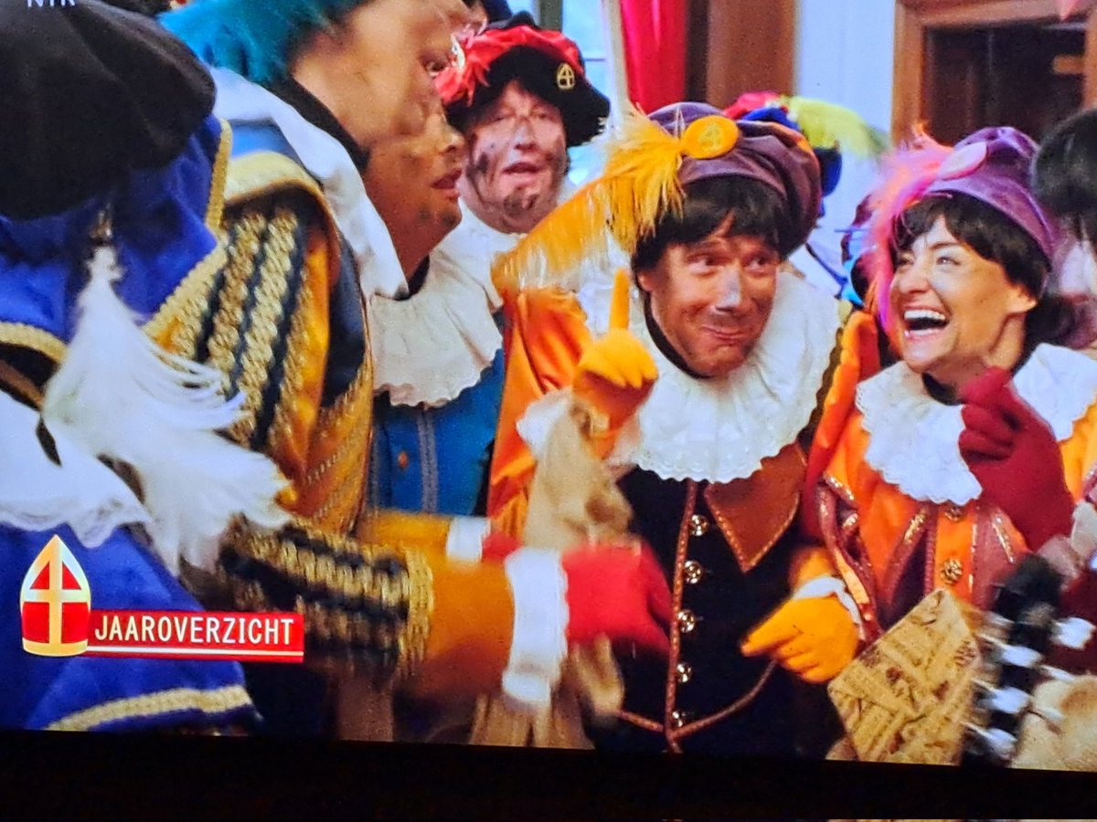 JoekieC's tweet photo. Weinig inclusief die #pieten bij het #sinterklaasjournaal #Sinterklaasfeest #sinterklaasavond https://t.co/BtVnf6fjjl