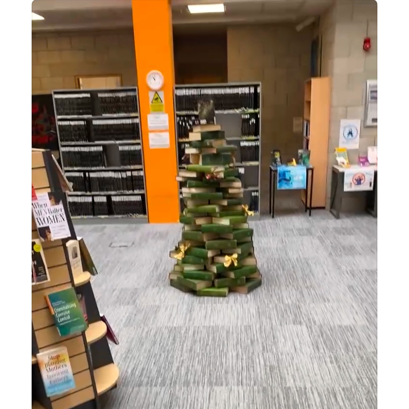 It’s getting festive at TUS!🤶🎅

A Christmas tree display to uplift our spirts in the library🎄
<a href="/TUS_ie/">Technological University of the Shannon</a> <a href="/MajellaGolden/">Majella Golden</a> 

#FestiveSeason #Christmas2024 #decoration #ChristmasTree
