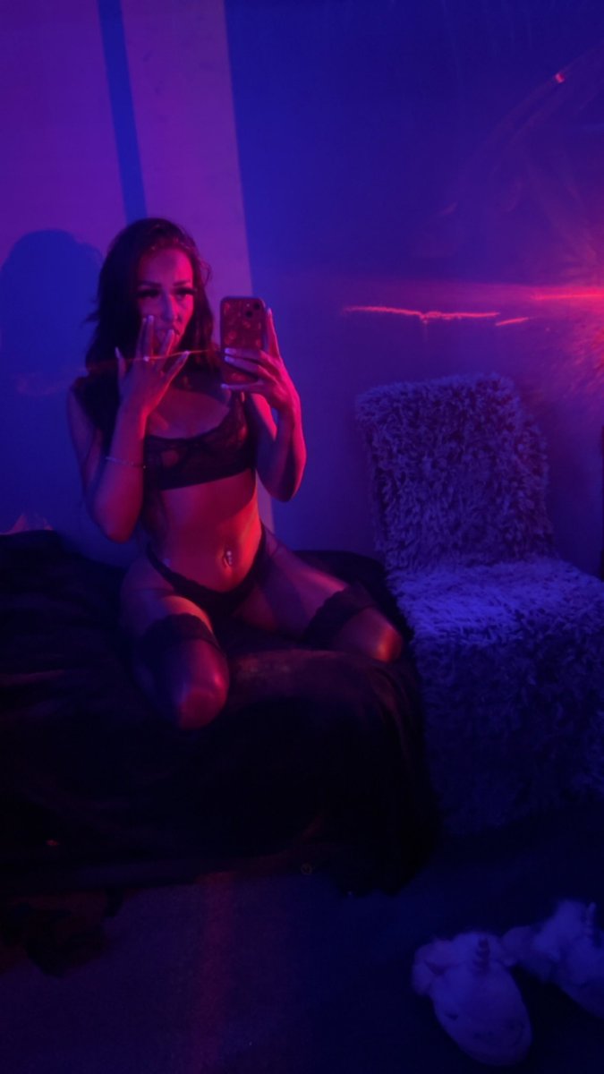 mrstroublex's tweet photo. So apparently this is where all the daddies are at😈 hello 😘 check out my spicy insta @petitebrunetteeex https://t.co/QnYIJYbzyq