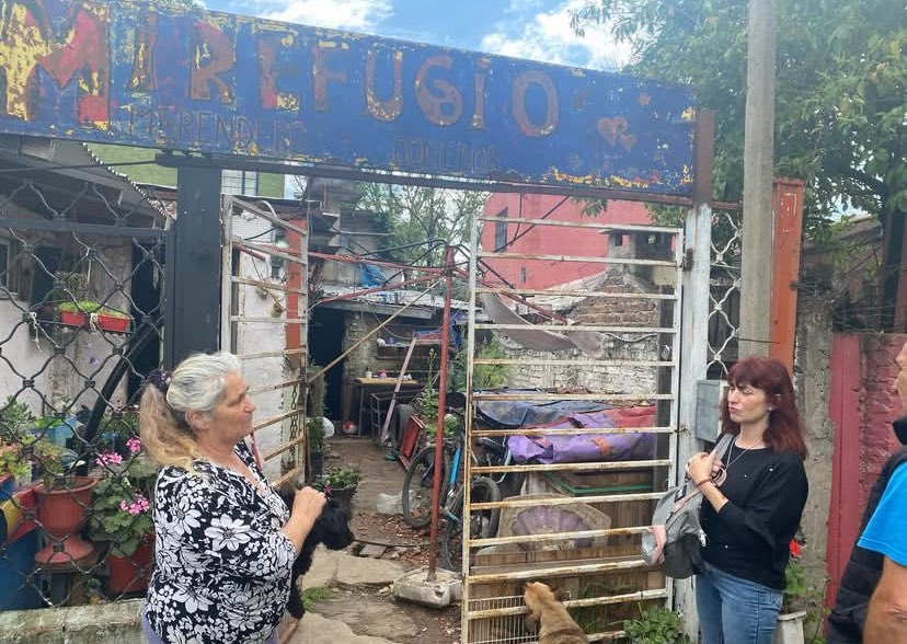 DanielProSM's tweet photo. El valor de Tere que lleva adelante hace casi 21 años su merendero, no pasa únicamente por el plato de comida que le brinda a sus 60 chicos y muchos vecinos, se basa fundamentalmente que en  El Refugio hay contención social para los vecinos en el barrio Trujui de San Miguel. https://t.co/R3UQPE0vbs
