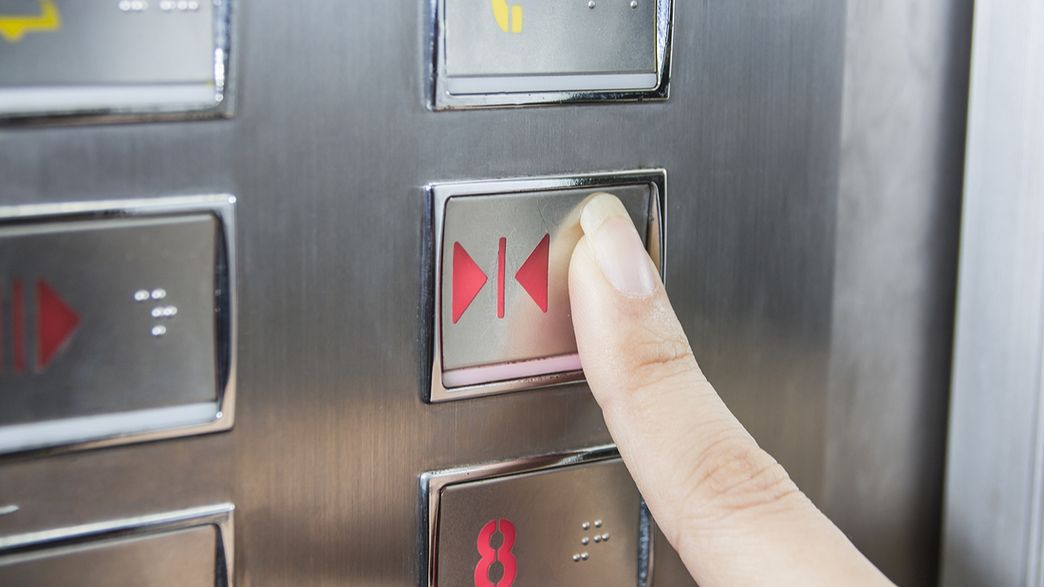 sparsh3123's tweet photo. Did you know? 🚪 Many elevator "open" and "close" buttons don’t actually work! They’re pseudo buttons designed to ease anxiety by giving us a sense of control. Think pedestrian crossing buttons or fake thermostats. Fascinating how psychology shapes design, isn’t it? 🤔 https://t.co/384nwzCNzE