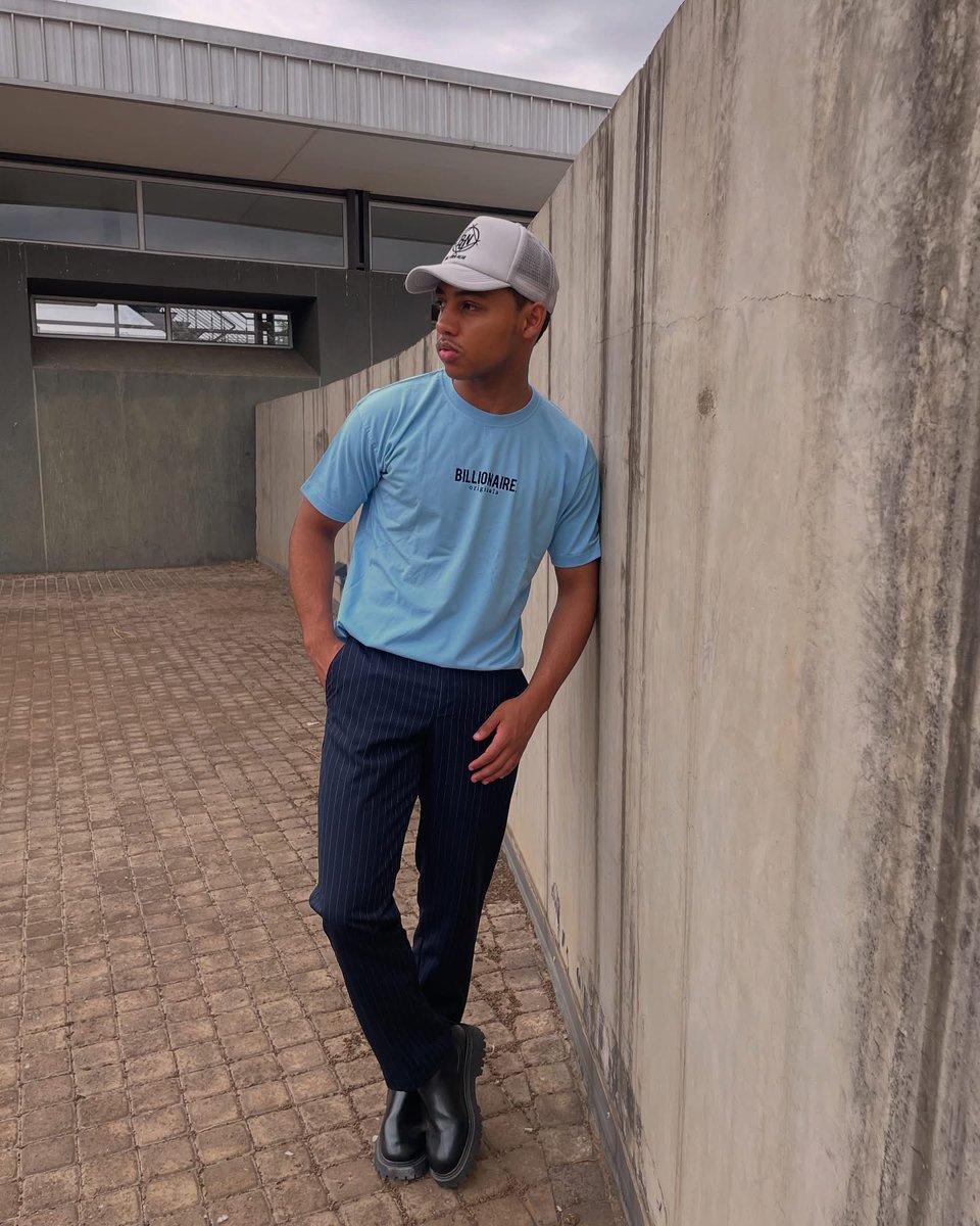 BillionaireOrig's tweet photo. Do you have your @billionaire_originals_clothing tee yet?🩵

Brand: @BillionaireOrig 
Model: @jevenon 
Creative team: @realpeeshady &amp; @Hydro__drip 
📸: @Hydro__drip https://t.co/eWVJyu0iMp