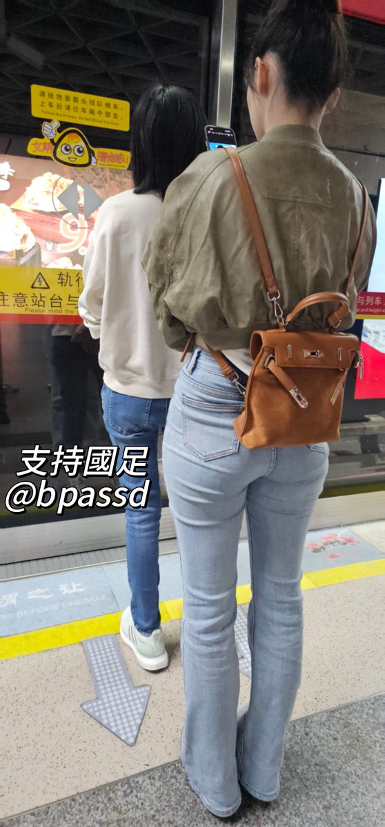 bpassd's tweet photo. ＃顶臀 ＃街射 ＃地铁 ＃露出 ＃美臀 ＃偷拍 ＃臀 https://t.co/Y1CeSrbK9U