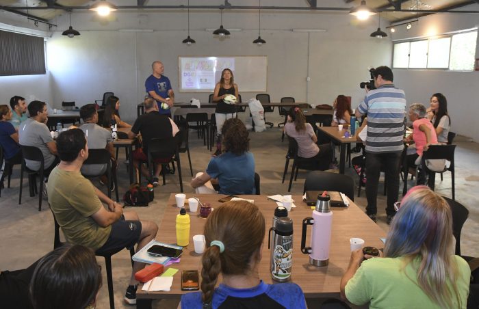 Profesores de Educación Física se capacitan en rugby touch para llevarlo a las escuelas 🏉

Esta modalidad de rugby inclusiva, integradora y mixta, se podrá practicar en las escuelas mendocinas. 

➡️mendoza.gov.ar/prensa/docente…