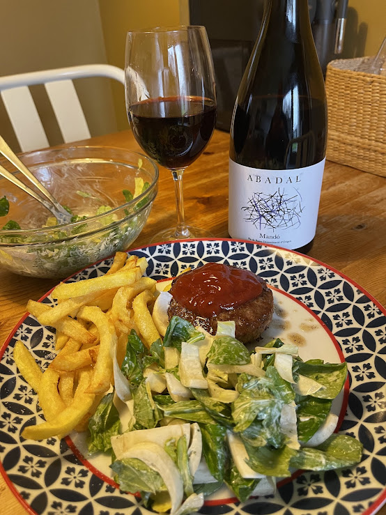 joukesp's tweet photo. #ThursdayLunch #QuickAndSimple #Burger #FrenchFries #Salad
Grocery shopping in the sleet this morning &amp; little time to cook.
Quick &amp; Simple burger w fresh french fries + endive-coleslaw salad.
Last btl of '18 Mandò by @vinsabadal D.O. Pla de Bages
Nonono, Mandò is not extinct! https://t.co/di2UBdZ6en