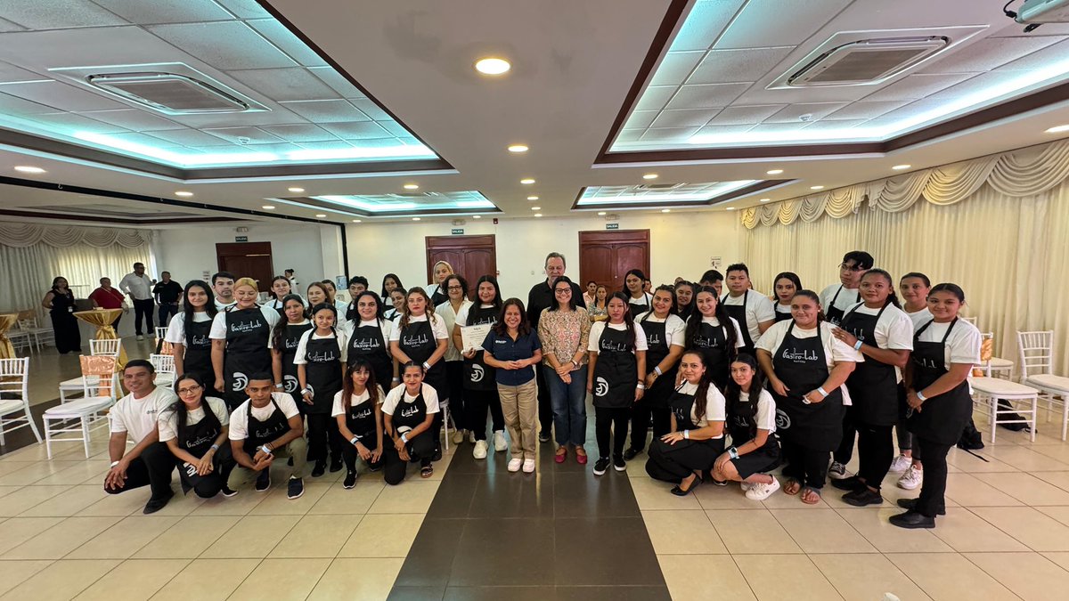 NataliaBayona's tweet photo. ."Día para hacer lo que adoro hacer: compartir conocimiento con los jóvenes en los pueblos más vulnerables. 

El #turismo es sin duda, el sector que fortalece la cohesión social.
Hoy, graduamos a +40 jóvenes en hostelería y gastronomía para que empiecen una vida laboral formal" https://t.co/4q789rvtDK