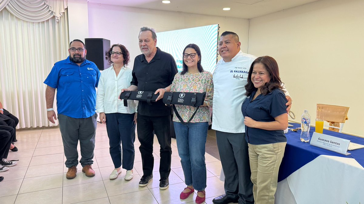 NataliaBayona's tweet photo. ."Día para hacer lo que adoro hacer: compartir conocimiento con los jóvenes en los pueblos más vulnerables. 

El #turismo es sin duda, el sector que fortalece la cohesión social.
Hoy, graduamos a +40 jóvenes en hostelería y gastronomía para que empiecen una vida laboral formal" https://t.co/4q789rvtDK