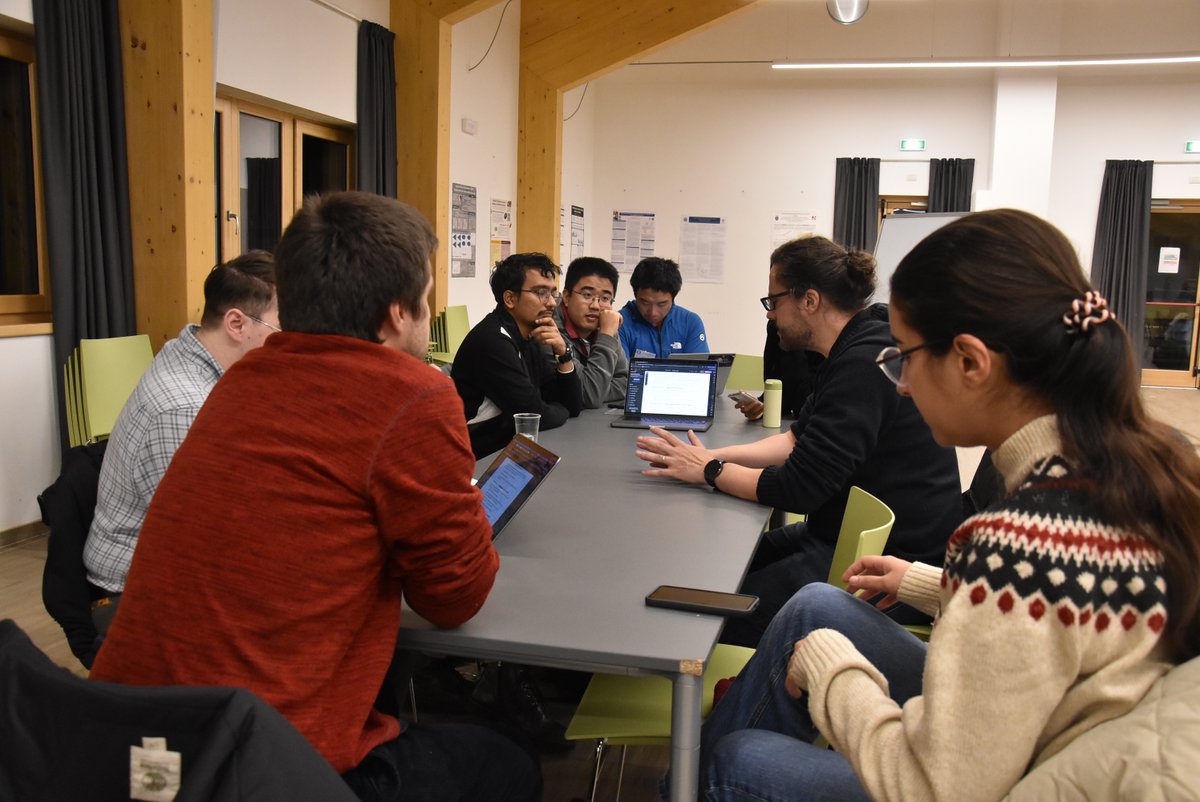 ❄️ Engaging discussion on galaxy cluster during the Tonale WS working groups with <a href="/FlorianPacaud/">Florian Pacaud</a> ! #WSCtonale #GalaxyCuster #Astrophysics #Cosmology