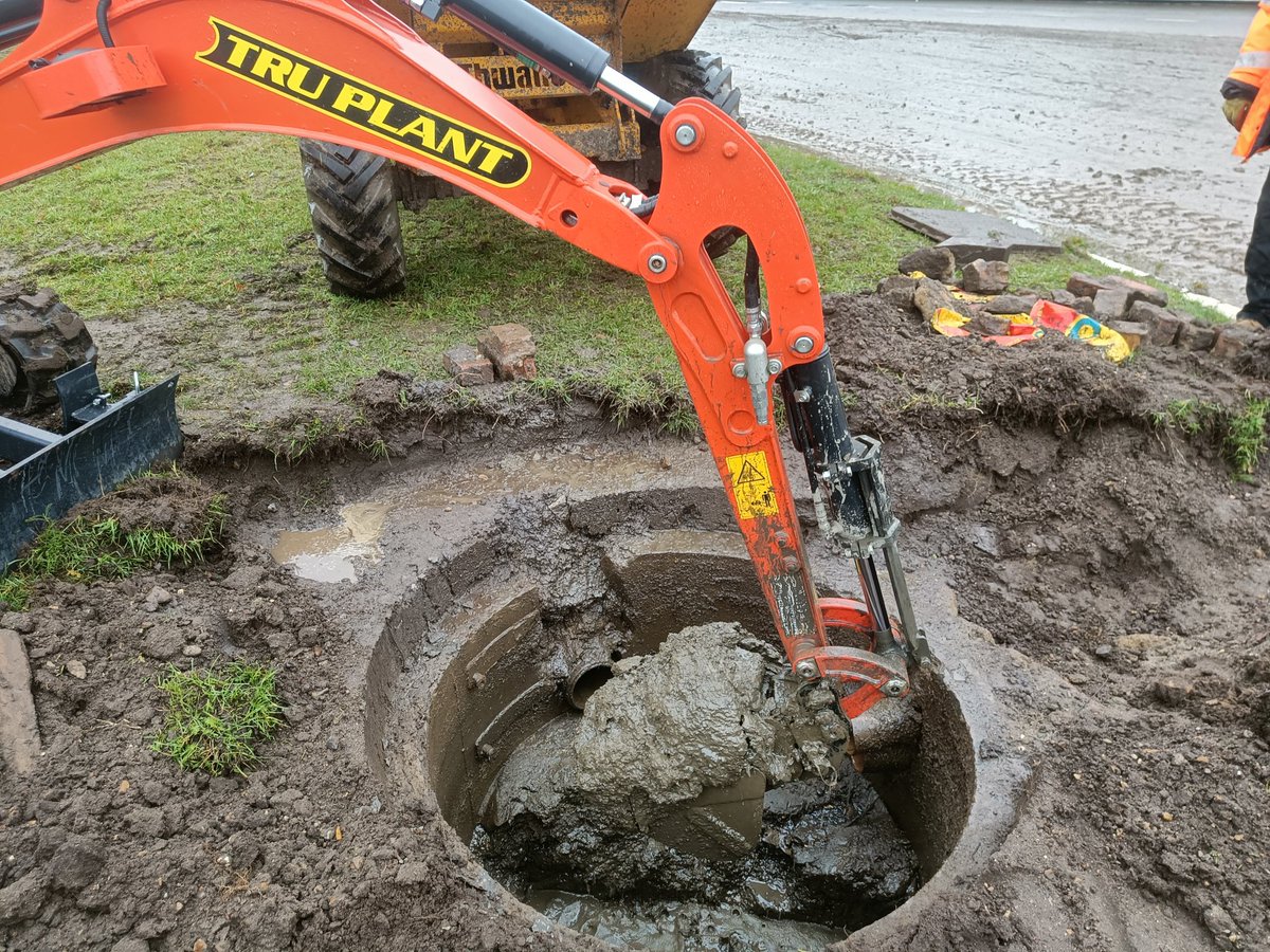 chrislouisIWSC's tweet photo. It's Tru7 they really do have a machine for everything! @ipswichspeedway drains sorted thanks to @tru7group https://t.co/Jj2jXJYJPS