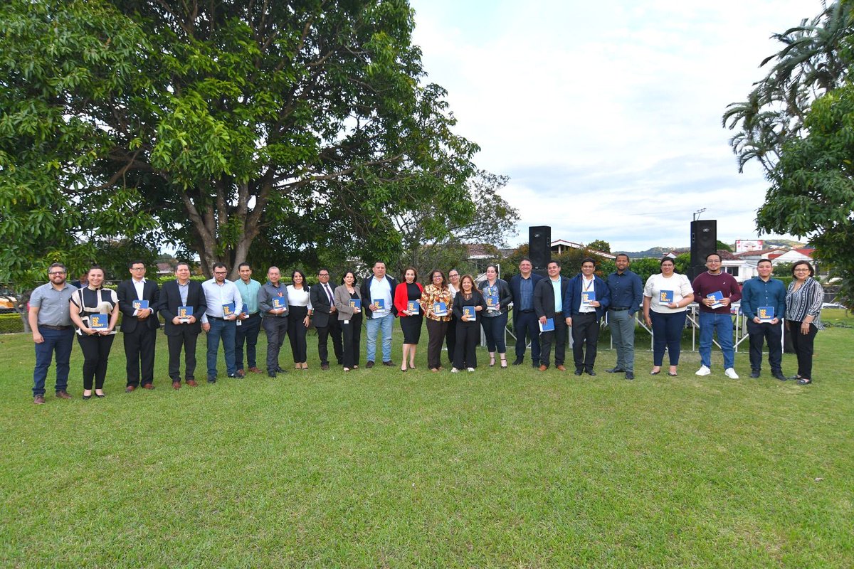 SISASeguros's tweet photo. 🎉 ¡Felicitaciones a la 2ª promoción de Management 3.0! 🎓
Estos líderes están listos para impulsar la innovación y el trabajo en equipo hacia el logro de nuestros objetivos. ¡Nos enorgullece su compromiso! 🌟
#OrgulloSISA #SISASeguros #ElSalvador 🇸🇻 https://t.co/A7dTBMiH4M