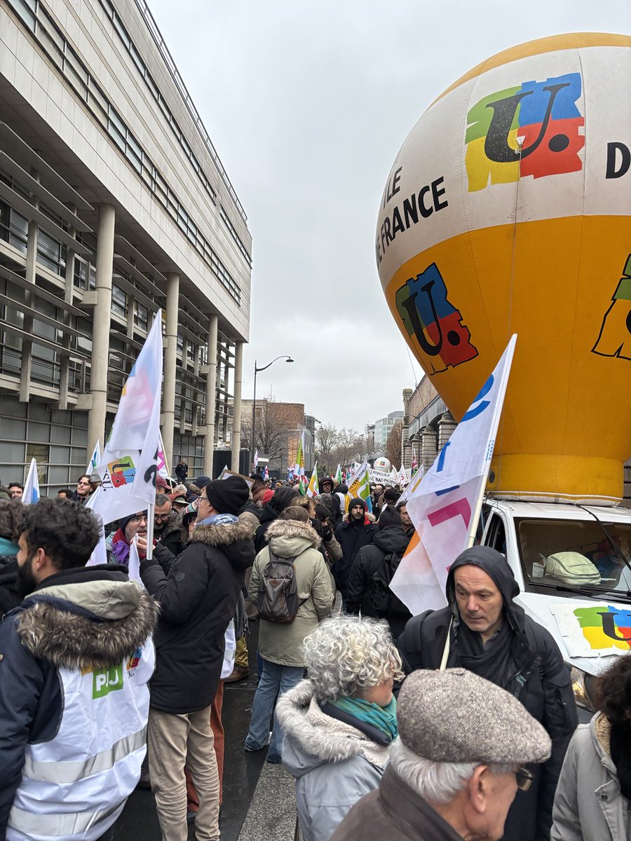 GerardinSigrid's tweet photo. Une manifestation déterminée et réussie ✊pour nos services publics ! On se battra contre tous celui qui veulent les démanteler ✊ et tous ceux qui veulent détruire nos droits 👊 c est juste une question de justice et d égalité ! https://t.co/E7KnwjN5yP