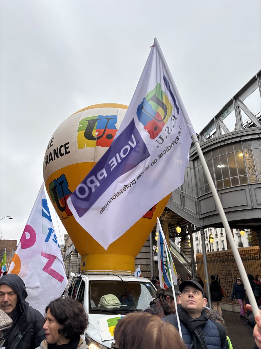 GerardinSigrid's tweet photo. Une manifestation déterminée et réussie ✊pour nos services publics ! On se battra contre tous celui qui veulent les démanteler ✊ et tous ceux qui veulent détruire nos droits 👊 c est juste une question de justice et d égalité ! https://t.co/E7KnwjN5yP