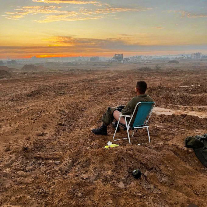 DubreuilhMarcel's tweet photo. Un soldat israélien a posté une photo dégoûtante de lui, se masturbant devant des ruines à Gaza, là où les cadavres de femmes, d’hommes et d’enfants jonchent les rues. C’est un niveau de crasse humaine qu’on n’aurait jamais imaginé. Alors on croit qu’ils ne peuvent pas être plus dégueulasses, ils nous prouvent que si, et de loin. Des actes de ce genre montrent à quel point certains sont prêts à descendre bas, à se vautrer dans une cruauté sans nom, tout en sachant qu’ils seront couverts. C’est abject, inacceptable et il est grand temps de crier haut et fort que ces comportements doivent cesser.