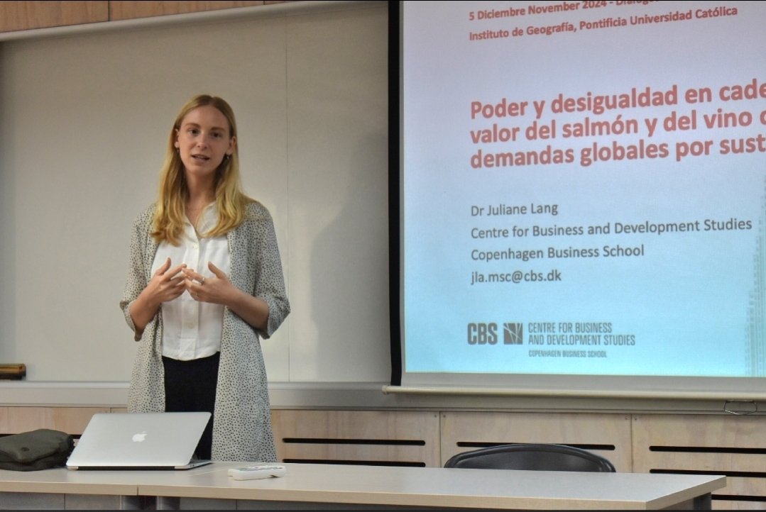 geografia_uc's tweet photo. 🌍🐟🍷 Hoy en #Diálogos con la #Geografía la Dra. Juliane Lang @CBDSsbs expuso sobre #sustentabilidad, #poder y #desigualdad en las cadenas de salmón y vino en 🇨🇱. Un análisis clave para el futuro del país. 🌱👩‍🏫   #CadenasDeValor #desigualdades #SalmónChileno #VinoChileno https://t.co/XdZBvKISV3