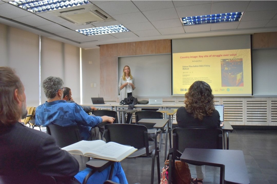 geografia_uc's tweet photo. 🌍🐟🍷 Hoy en #Diálogos con la #Geografía la Dra. Juliane Lang @CBDSsbs expuso sobre #sustentabilidad, #poder y #desigualdad en las cadenas de salmón y vino en 🇨🇱. Un análisis clave para el futuro del país. 🌱👩‍🏫   #CadenasDeValor #desigualdades #SalmónChileno #VinoChileno https://t.co/XdZBvKISV3
