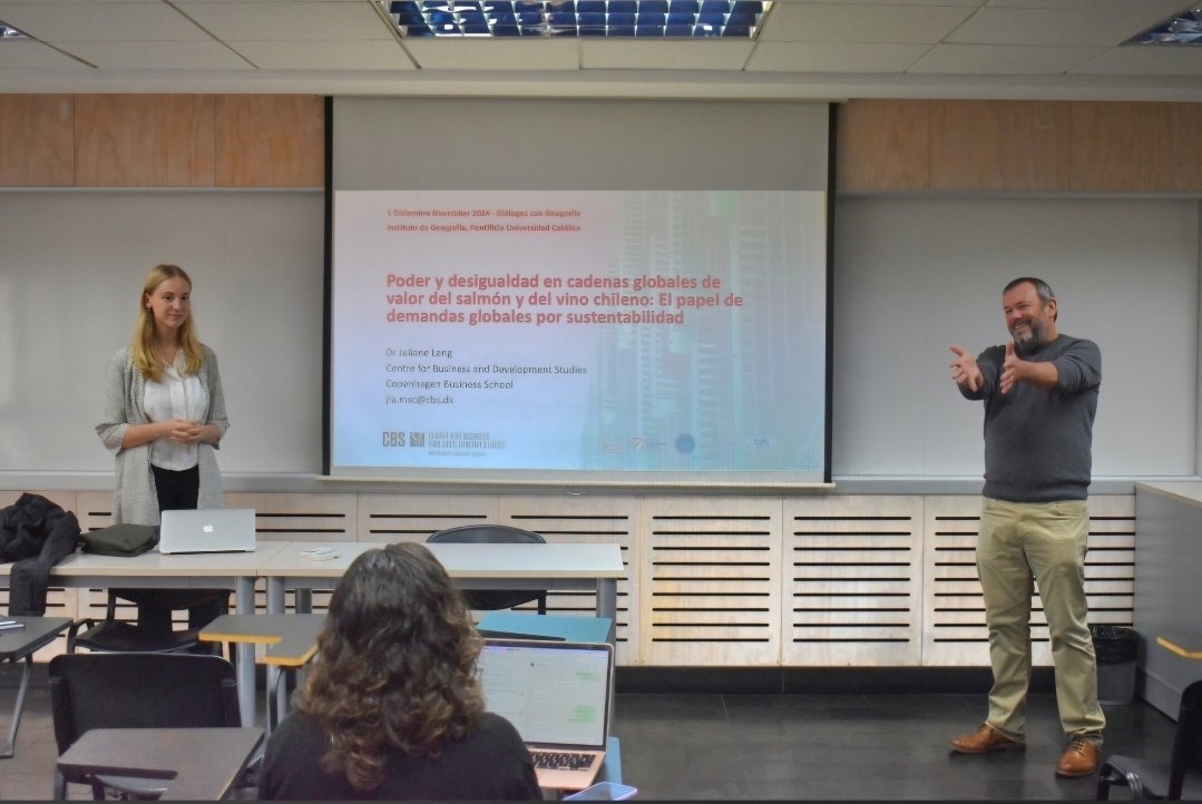 geografia_uc's tweet photo. 🌍🐟🍷 Hoy en #Diálogos con la #Geografía la Dra. Juliane Lang @CBDSsbs expuso sobre #sustentabilidad, #poder y #desigualdad en las cadenas de salmón y vino en 🇨🇱. Un análisis clave para el futuro del país. 🌱👩‍🏫   #CadenasDeValor #desigualdades #SalmónChileno #VinoChileno https://t.co/XdZBvKISV3
