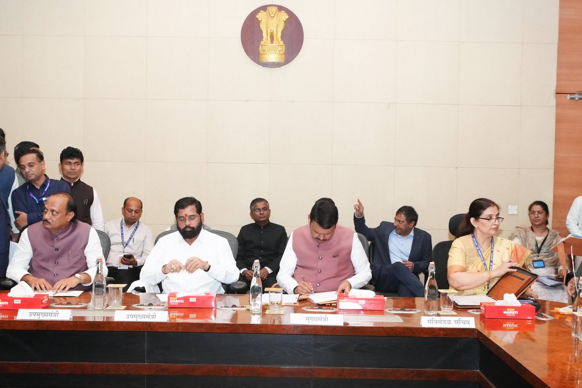 Dev_Fadnavis's tweet photo. मुख्यमंत्री सहाय्यता निधीतून ₹5 लाखांची मदत...

मुख्यमंत्रीपदाची शपथ घेतल्यानंतर, आज पहिल्याच मंत्रिमंडळ बैठकीपूर्वी पुण्यातील रुग्ण चंद्रकांत शंकर कुऱ्हाडे यांना मुख्यमंत्री वैद्यकीय सहायता निधीतून ₹5 लाखांची मदत मंजूर करून त्यासंबंधित फाईलवर स्वाक्षरी केली.
चंद्रकांत कुऱ्हाडे यांच्या पत्नीने मदतीची विनंती केली होती, जी तातडीने आज मंजूर करत रुग्णाच्या कुटुंबाला दिलासा देण्याचा प्रयत्न केला.

#Maharashtra #Mumbai #CMReliefFund