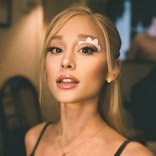 AcervoCharts's tweet photo. Ariana Grande comenta sobre as críticas que recebe relacionadas à sua aparência:

“Na sociedade de hoje, há um conforto que não deveríamos ter ao comentar sobre a aparência alheia. Sou muito sortuda por ter um sistema de apoio e por saber, acima de tudo, que eu sou bonita.” https://t.co/1OZB0LZ2pj
