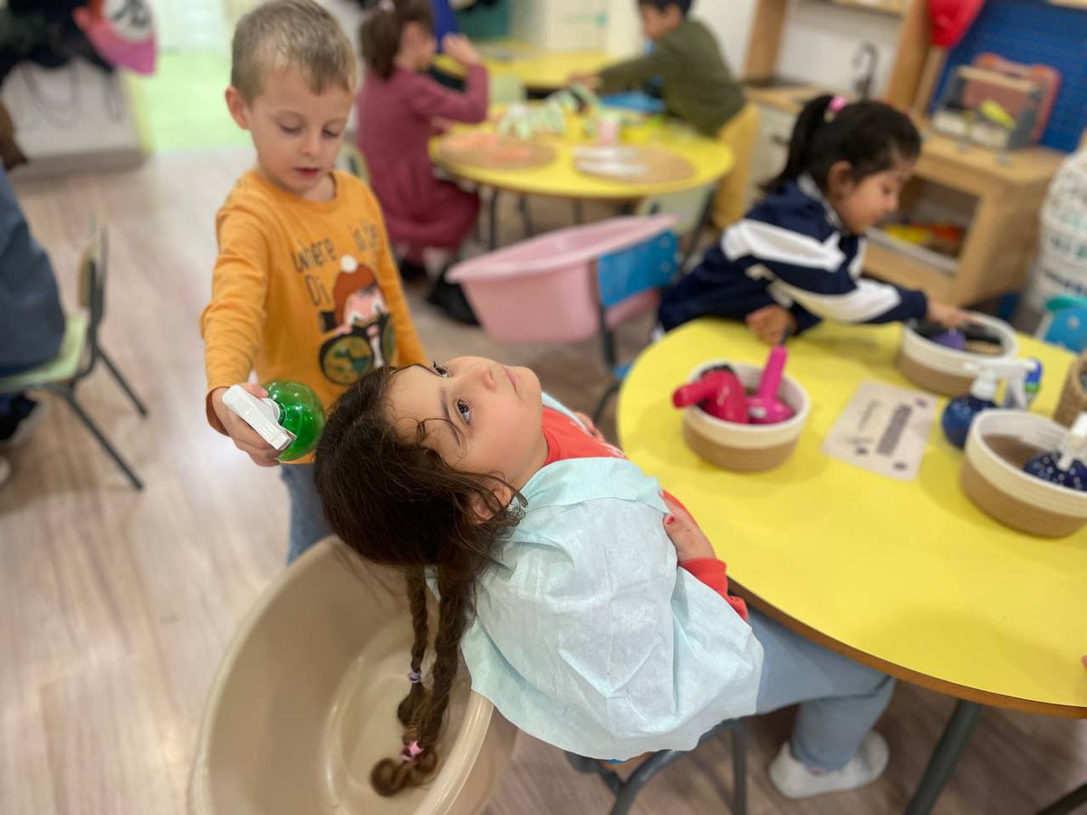 ColSantLluis's tweet image. Els 3 cursos d’ #infantil es troben a les sessions d’ #ambients i decideixen si volen anar a gaudir del joc simbòlic, de les lletres, de l’experimentació o dels nombres. Aprenen de les diferents propostes, amb els infants de les altres classes. 

#ColSantLluís #Curs20242025