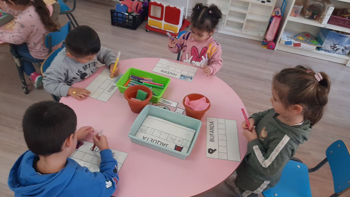 ColSantLluis's tweet image. Els 3 cursos d’ #infantil es troben a les sessions d’ #ambients i decideixen si volen anar a gaudir del joc simbòlic, de les lletres, de l’experimentació o dels nombres. Aprenen de les diferents propostes, amb els infants de les altres classes. 

#ColSantLluís #Curs20242025