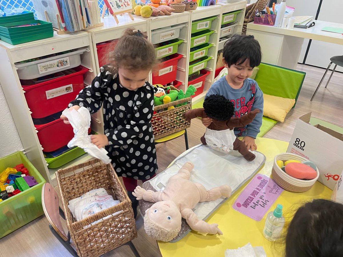 ColSantLluis's tweet image. Els 3 cursos d’ #infantil es troben a les sessions d’ #ambients i decideixen si volen anar a gaudir del joc simbòlic, de les lletres, de l’experimentació o dels nombres. Aprenen de les diferents propostes, amb els infants de les altres classes. 

#ColSantLluís #Curs20242025