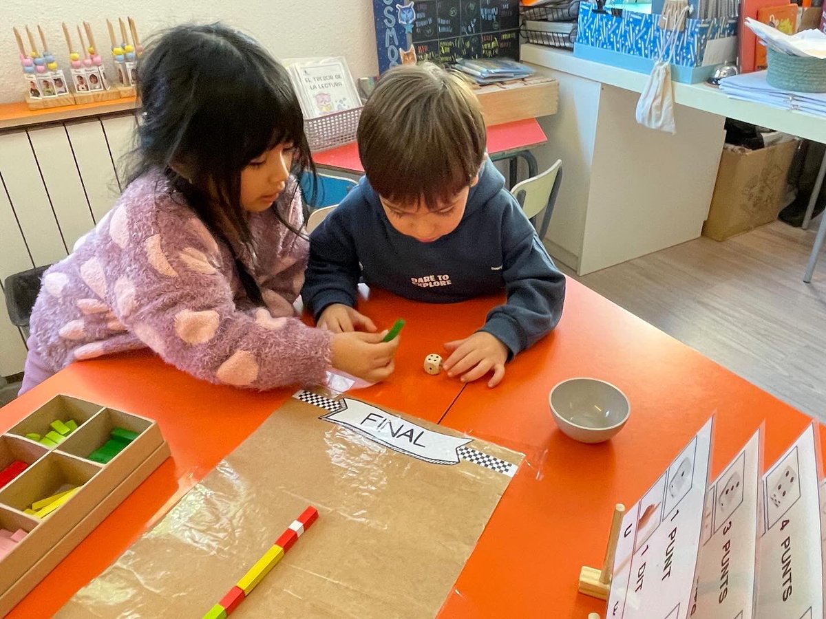 ColSantLluis's tweet image. Els 3 cursos d’ #infantil es troben a les sessions d’ #ambients i decideixen si volen anar a gaudir del joc simbòlic, de les lletres, de l’experimentació o dels nombres. Aprenen de les diferents propostes, amb els infants de les altres classes. 

#ColSantLluís #Curs20242025